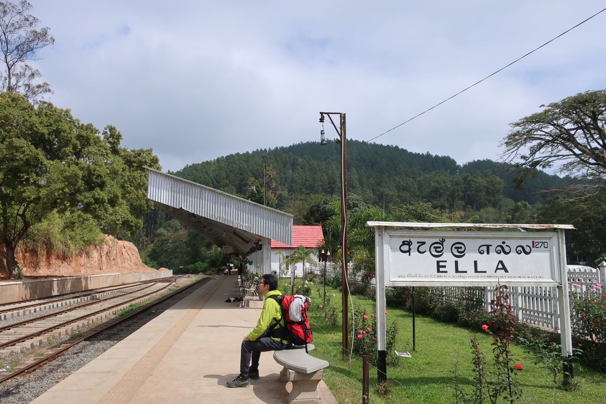 エッラからキャンディへの電車の旅①
エッラ駅前でロッティ購入。駅の周りはバ...