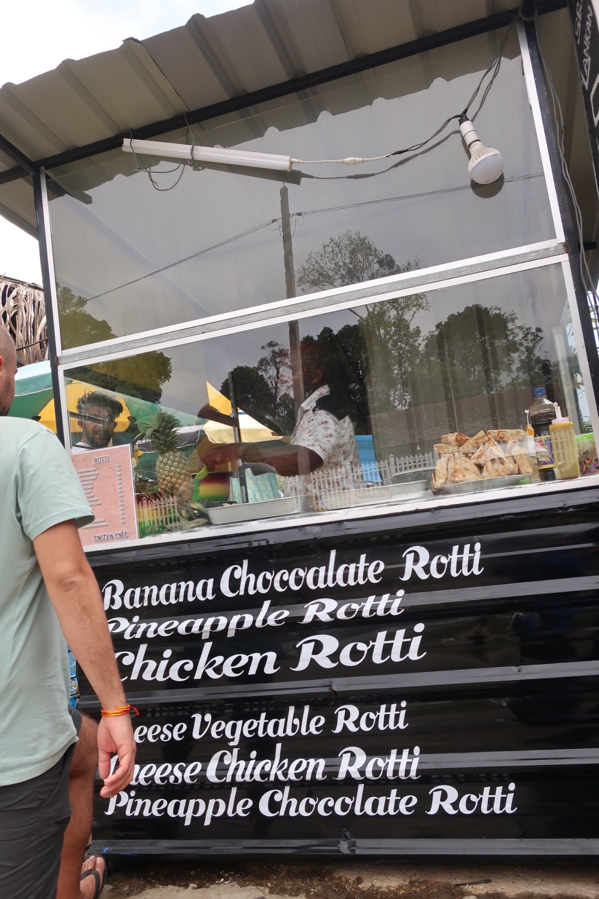 エッラからキャンディへの電車の旅①
エッラ駅前でロッティ購入。駅の周りはバ...