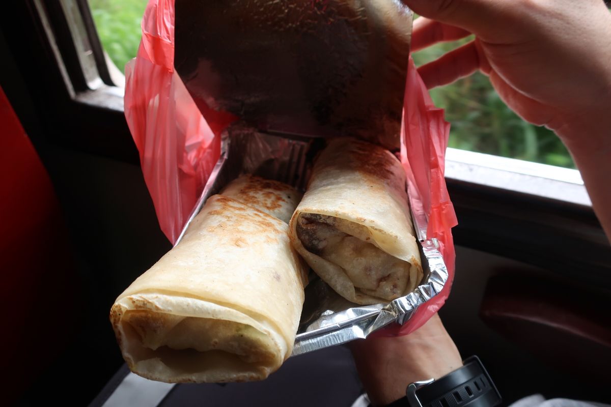 エッラからキャンディへの電車の旅①
エッラ駅前でロッティ購入。駅の周りはバ...