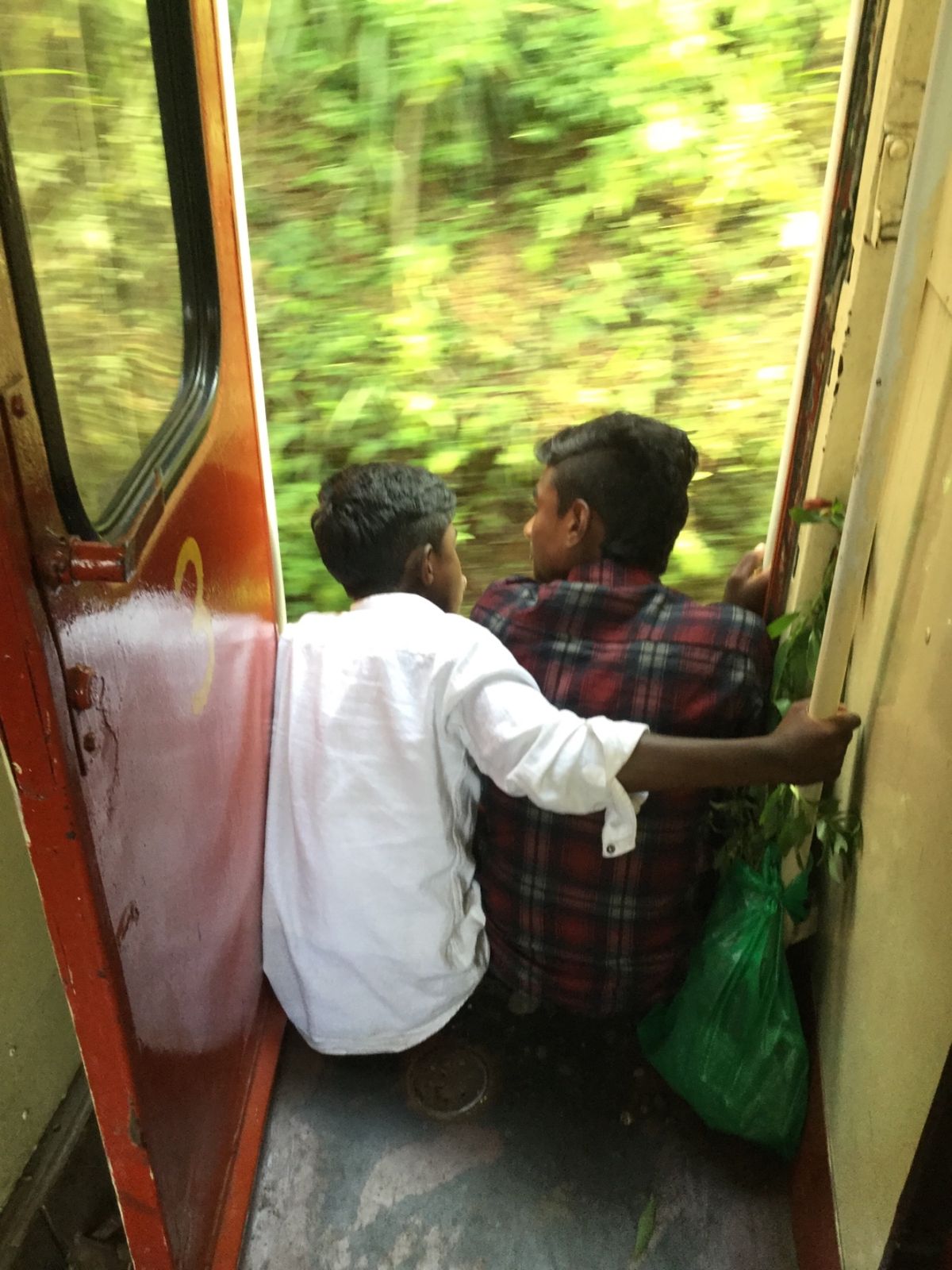 エッラからキャンディへの電車の旅②
ドアも窓も全開の列車は時速30kmほ...