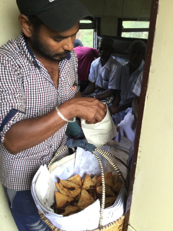 スリランカ・コロンボ「スリランカーコロンボ・ゴール・ティッサマハラマ ・エッラ・キャンディ・シギリア・ダンブッラ」の写真：時々駅で物売りが乗ってきます。ヌワラエリ...