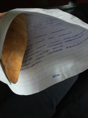 時々駅で物売りが乗ってきます。ヌワラエリアはイチゴの産地なのでイチゴ売りが...