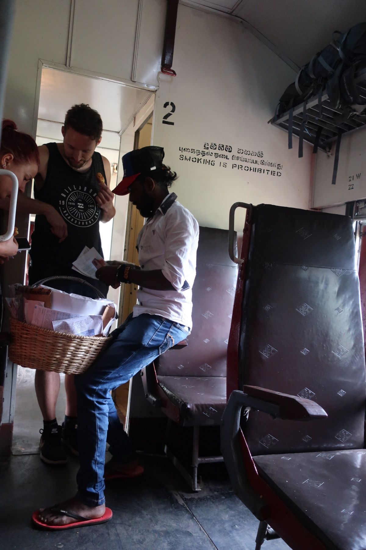 時々駅で物売りが乗ってきます。ヌワラエリアはイチゴの産地なのでイチゴ売りが...