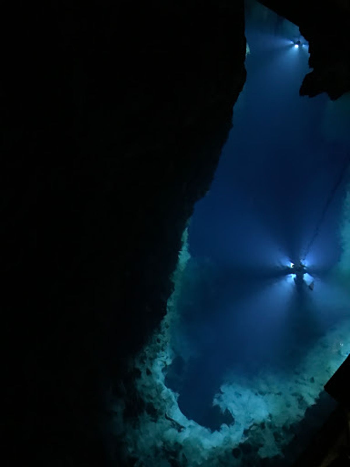 日本三大鍾乳洞らしい、龍泉洞へ。
何がなんだか分からないと思うが、二枚目...