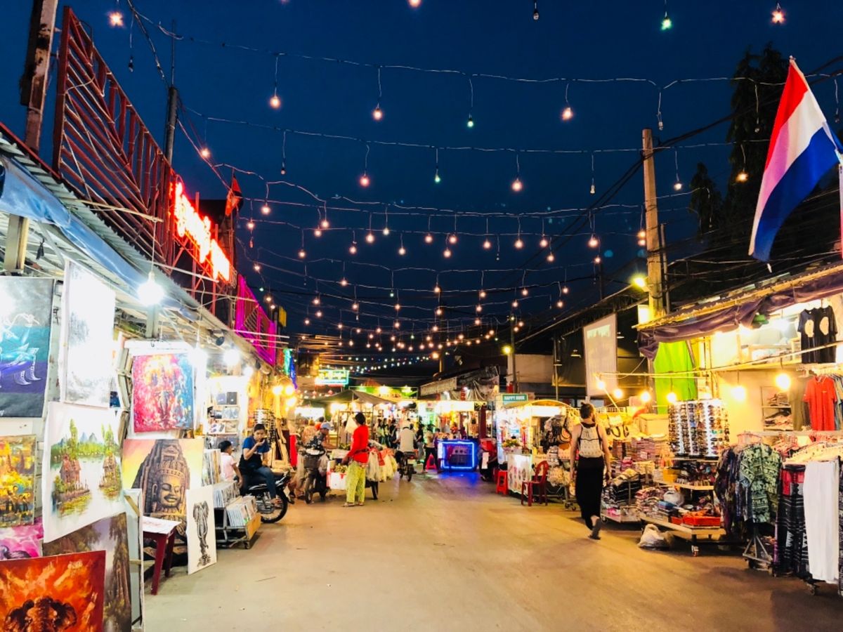 シェムリアップの街をウロウロ。感想はパリピの巣窟。