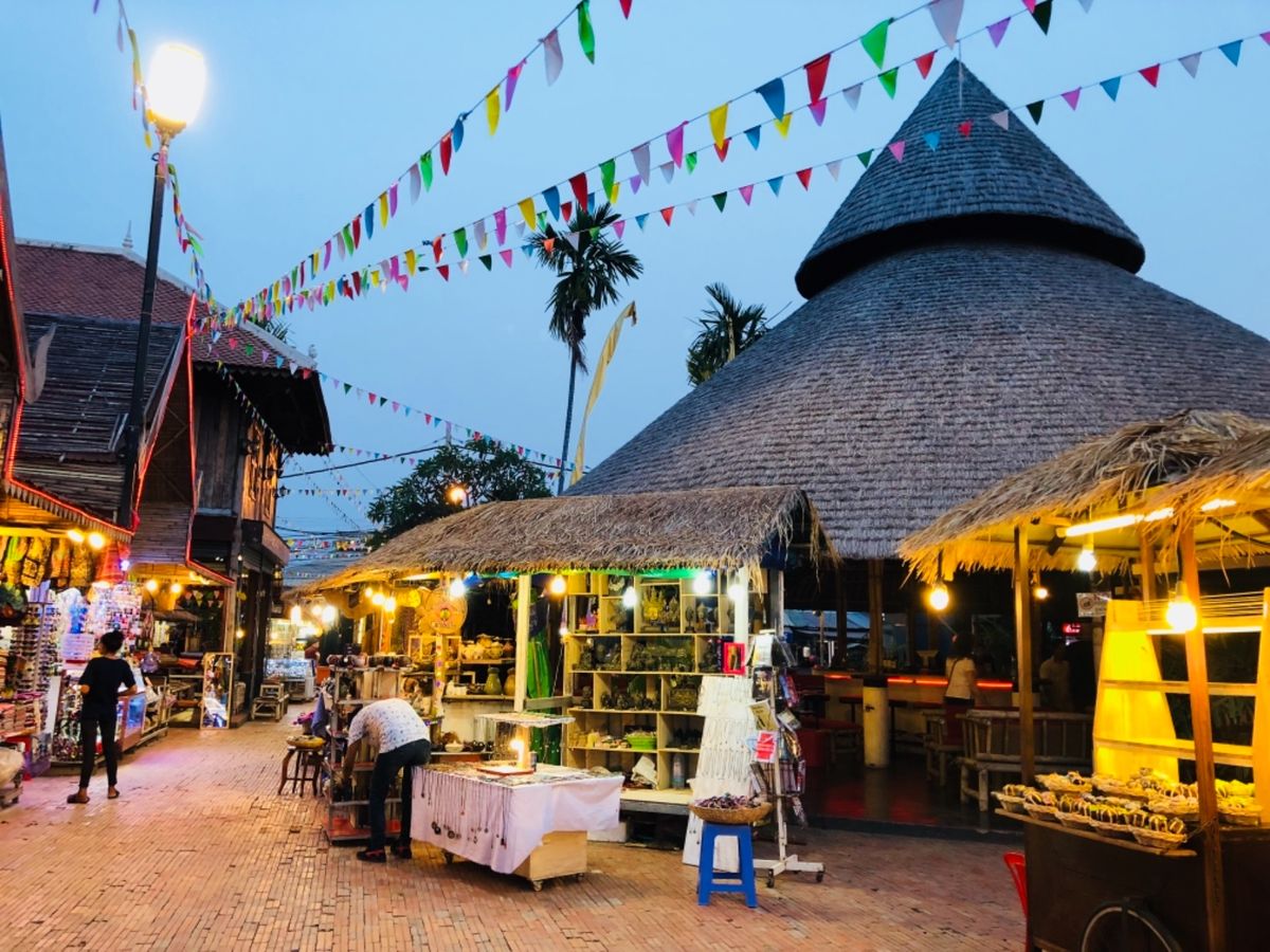 シェムリアップの街をウロウロ。感想はパリピの巣窟。