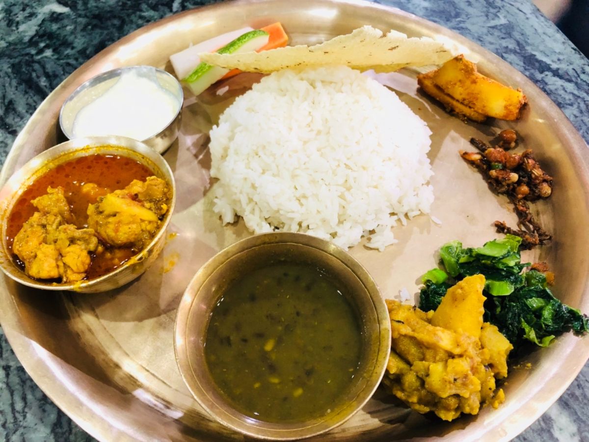 ダルバート(カレー)、チャーハン、ラッシー、モモがとにかく美味い！！！