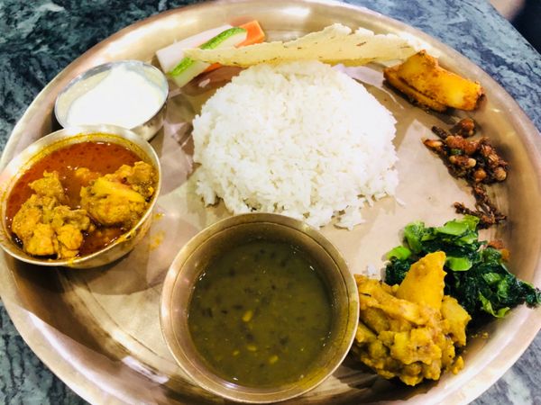 ネパール・カトマンズ、ポカラ「ネパール｜カトマンズ・ポカラ」の写真：ダルバート(カレー)、チャーハン、ラッシ...