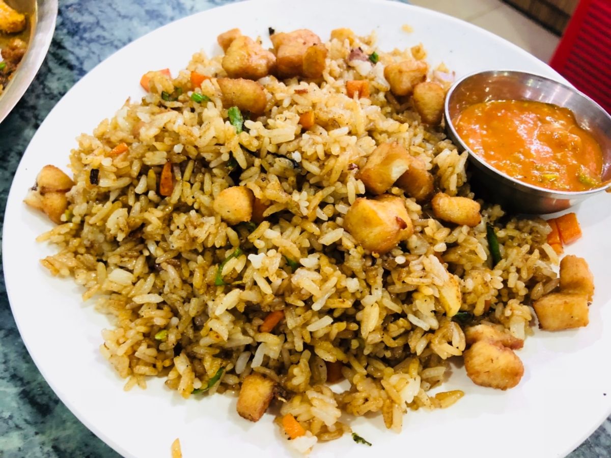 ダルバート(カレー)、チャーハン、ラッシー、モモがとにかく美味い！！！