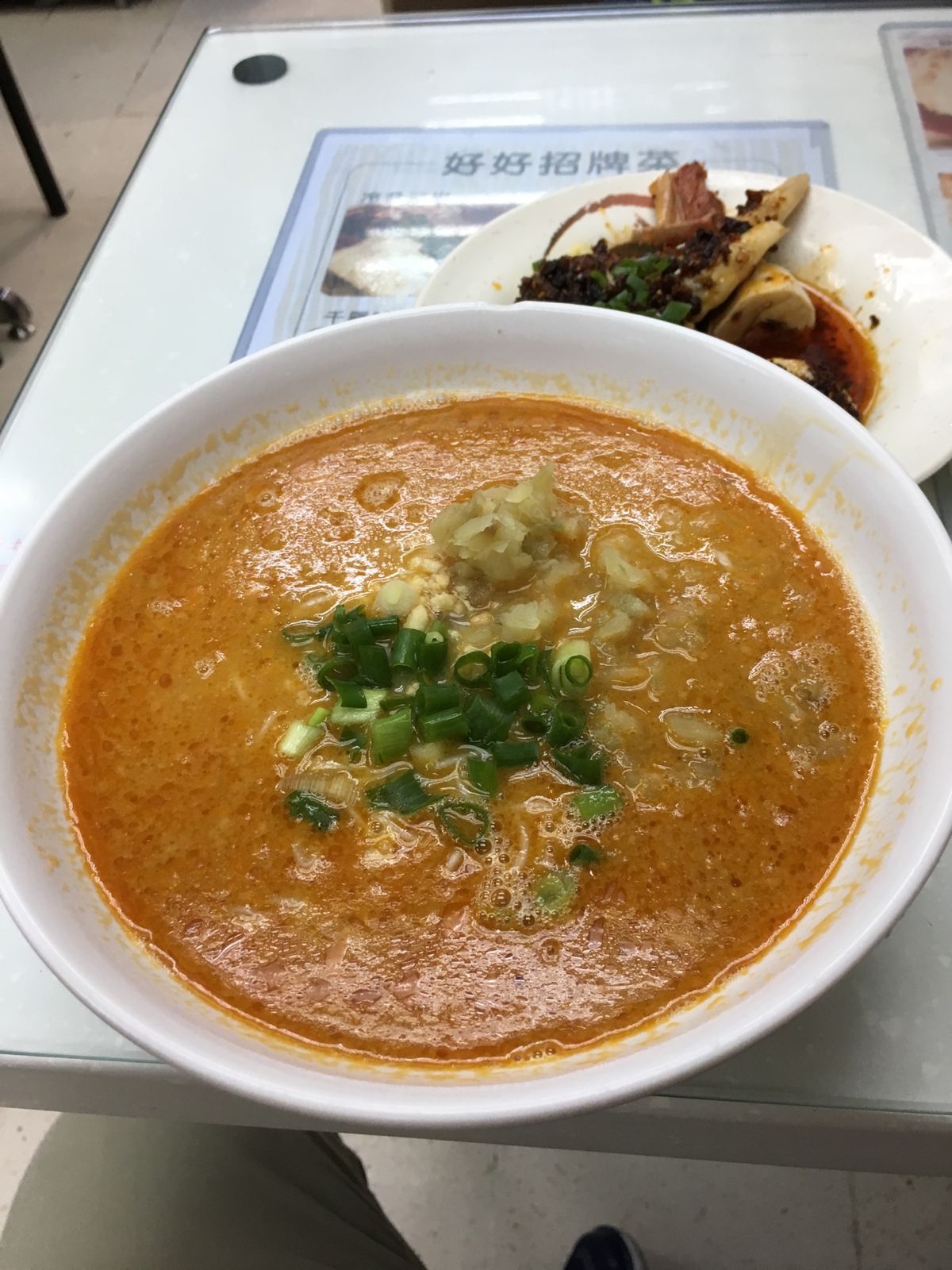 朝食に食べたお粥が最高に美味かった。
シンプルな塩味とゴマ油の風味が良い...