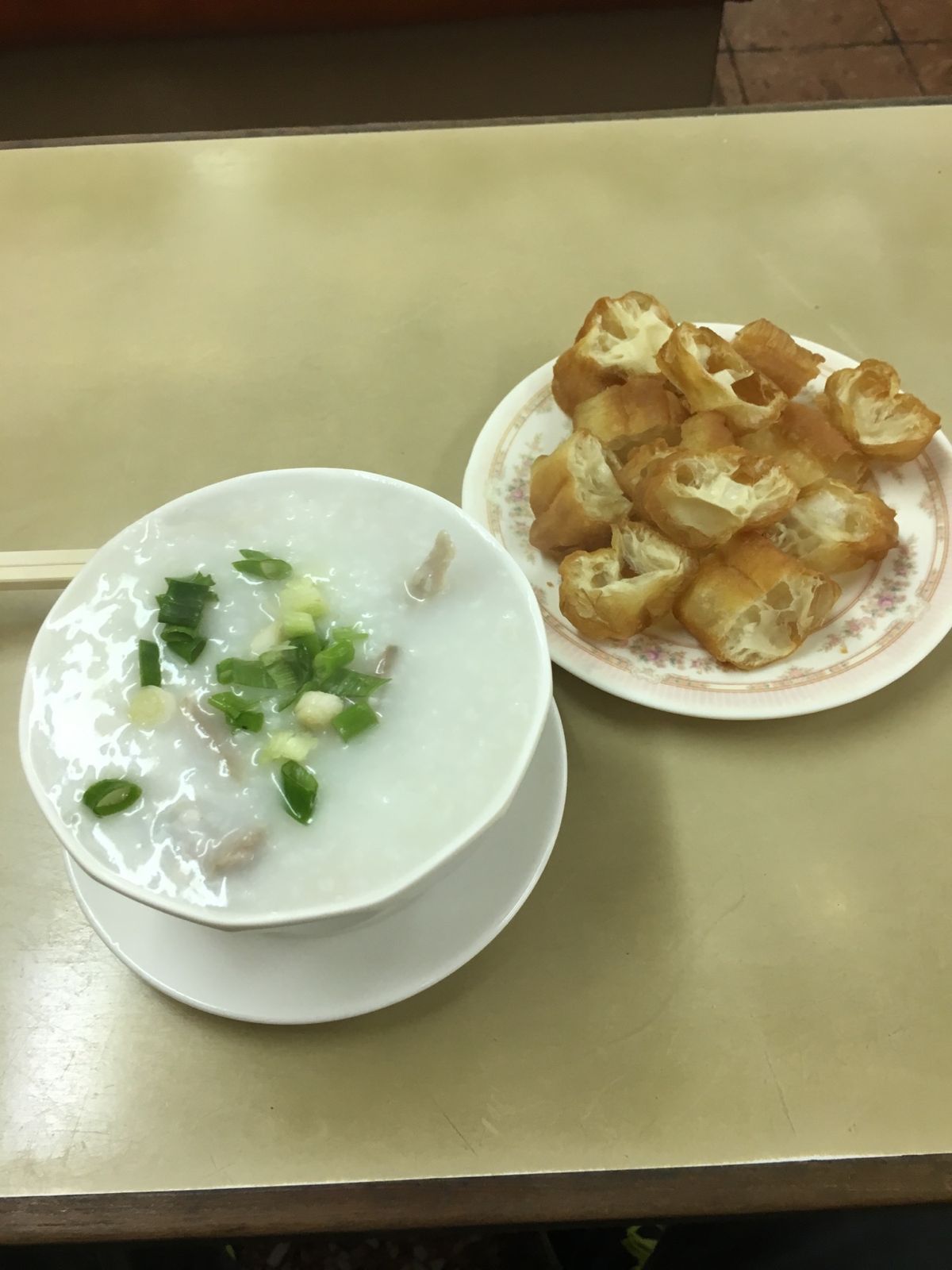 朝食に食べたお粥が最高に美味かった。
シンプルな塩味とゴマ油の風味が良い...