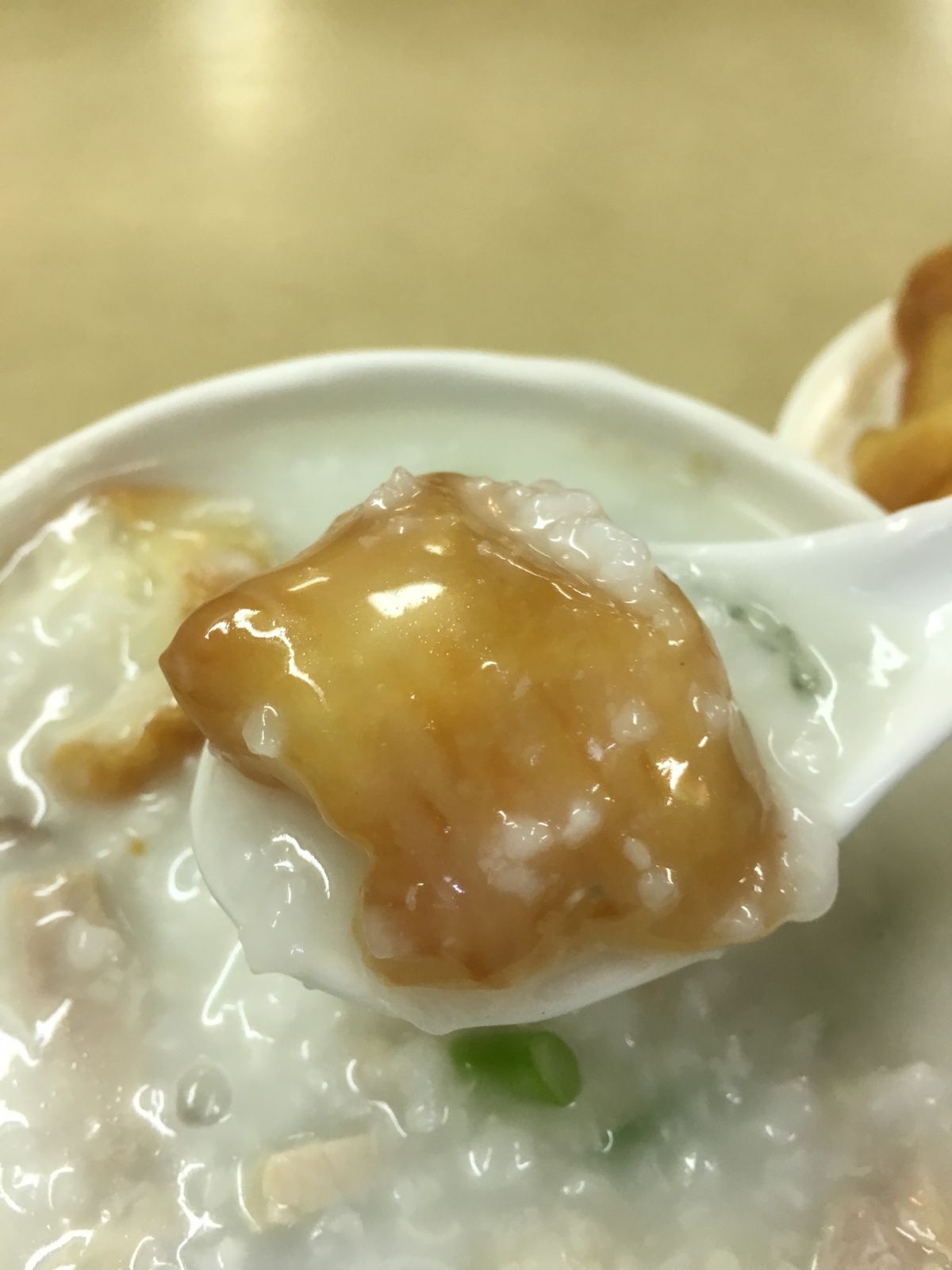 朝食に食べたお粥が最高に美味かった。
シンプルな塩味とゴマ油の風味が良い...