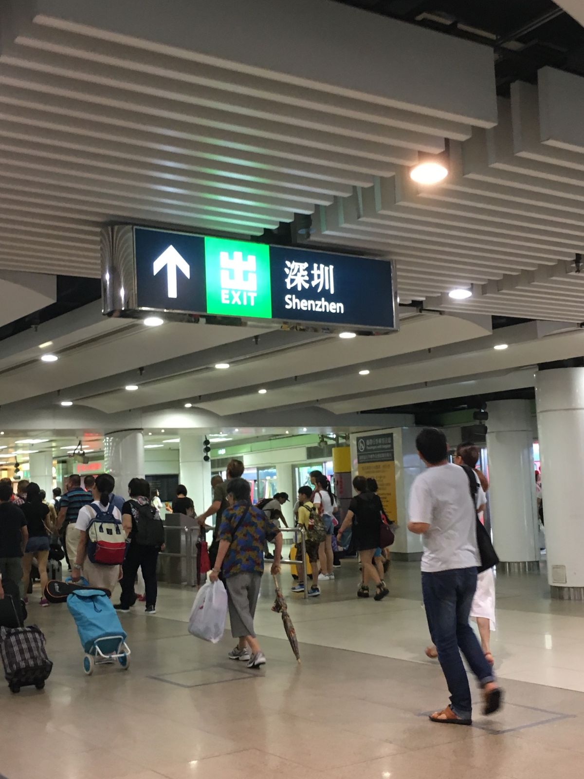 こちらは香港側。このにゃんこは深圳在住。