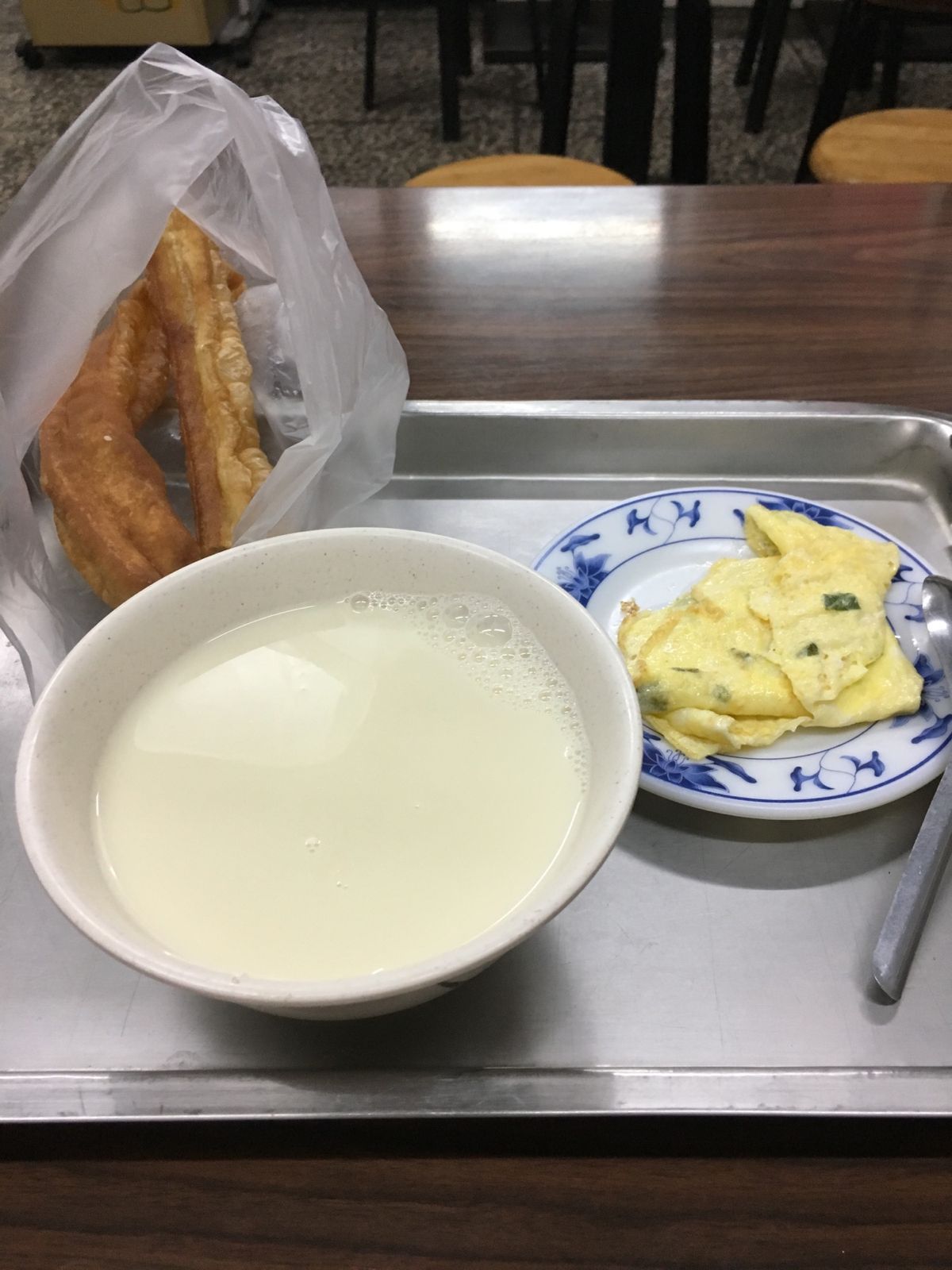 朝食の豆漿(甘い方)、鹹豆漿(辛いやつ)といつもの魯肉飯。