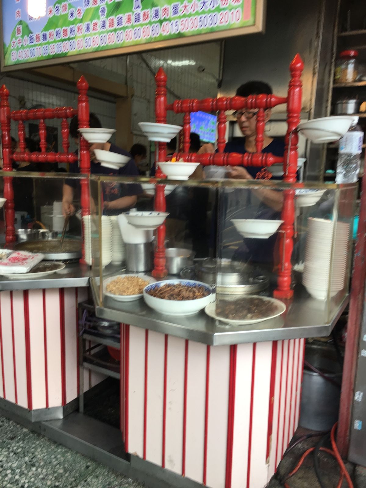 朝食の豆漿(甘い方)、鹹豆漿(辛いやつ)といつもの魯肉飯。