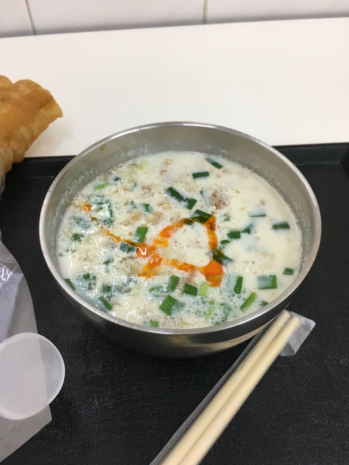 朝食の豆漿(甘い方)、鹹豆漿(辛いやつ)といつもの魯肉飯。