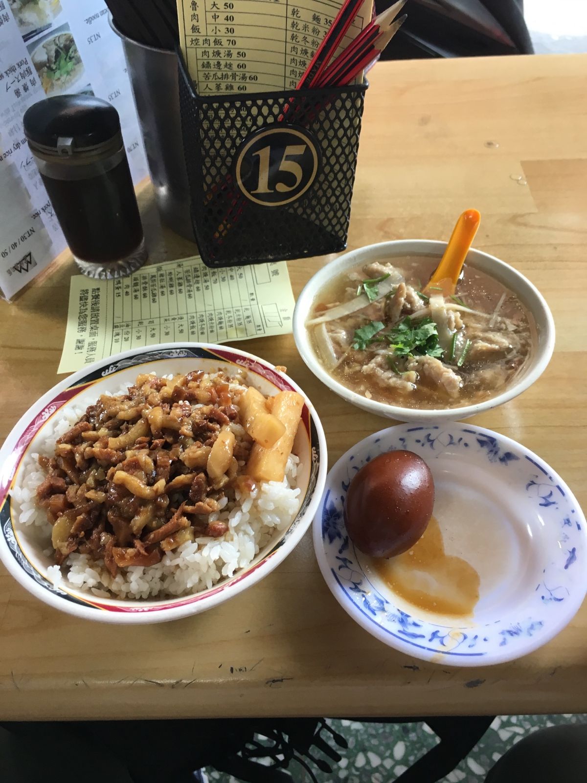 朝食の豆漿(甘い方)、鹹豆漿(辛いやつ)といつもの魯肉飯。