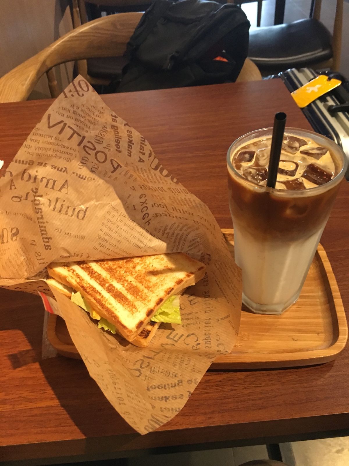 オシャレなカフェと鵞鳥料理。
白ご飯に鵞鳥の脂がかかっていて、これがまた...