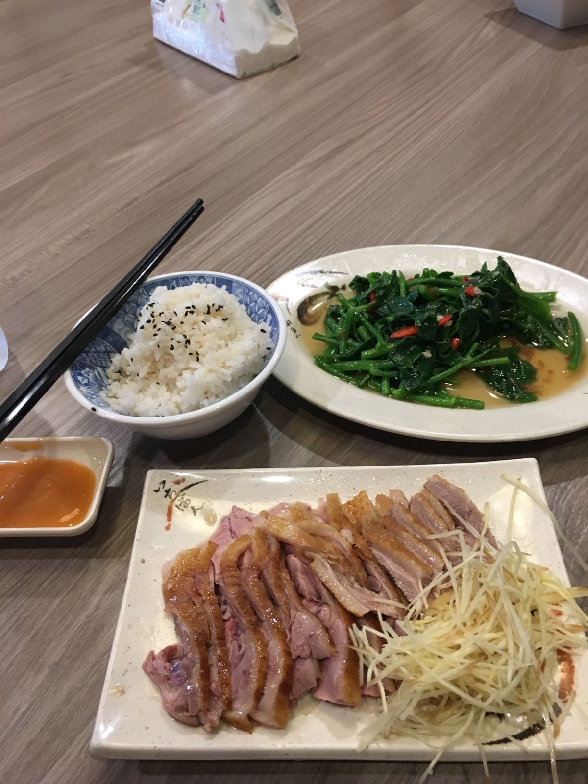 オシャレなカフェと鵞鳥料理。
白ご飯に鵞鳥の脂がかかっていて、これがまた...