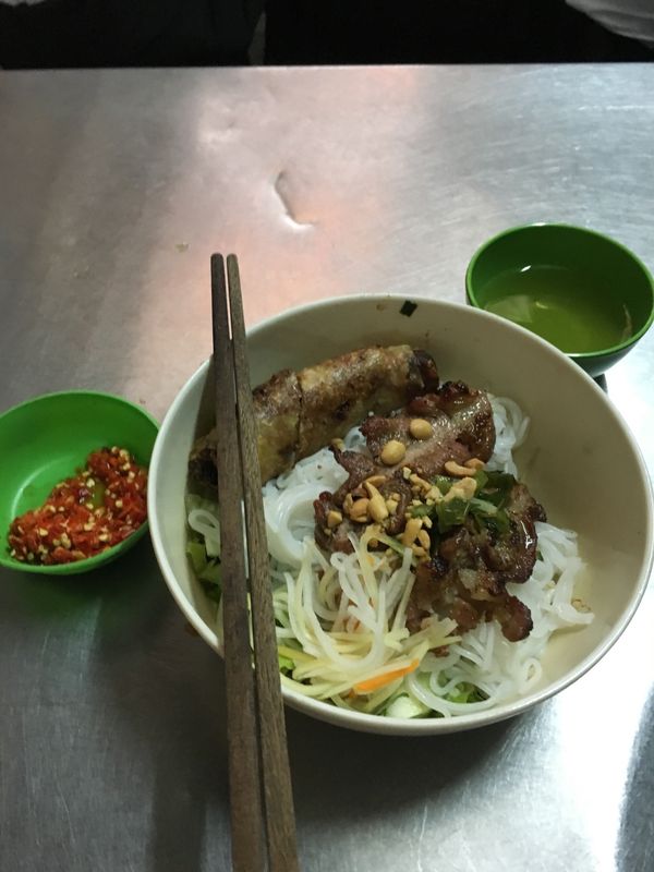 ベトナム・ハノイ「本当の戦争の話をしよう」の写真：地元の人でいっぱいのブン専門店。この洗い...