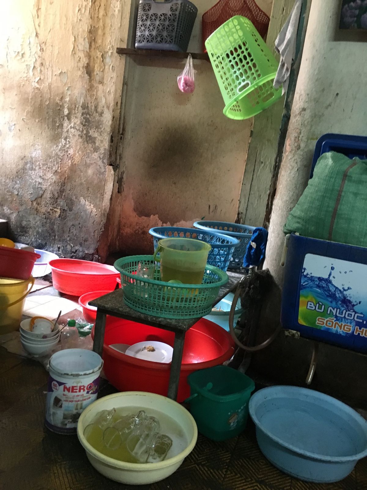 地元の人でいっぱいのブン専門店。この洗い場はさすが東南アジア。