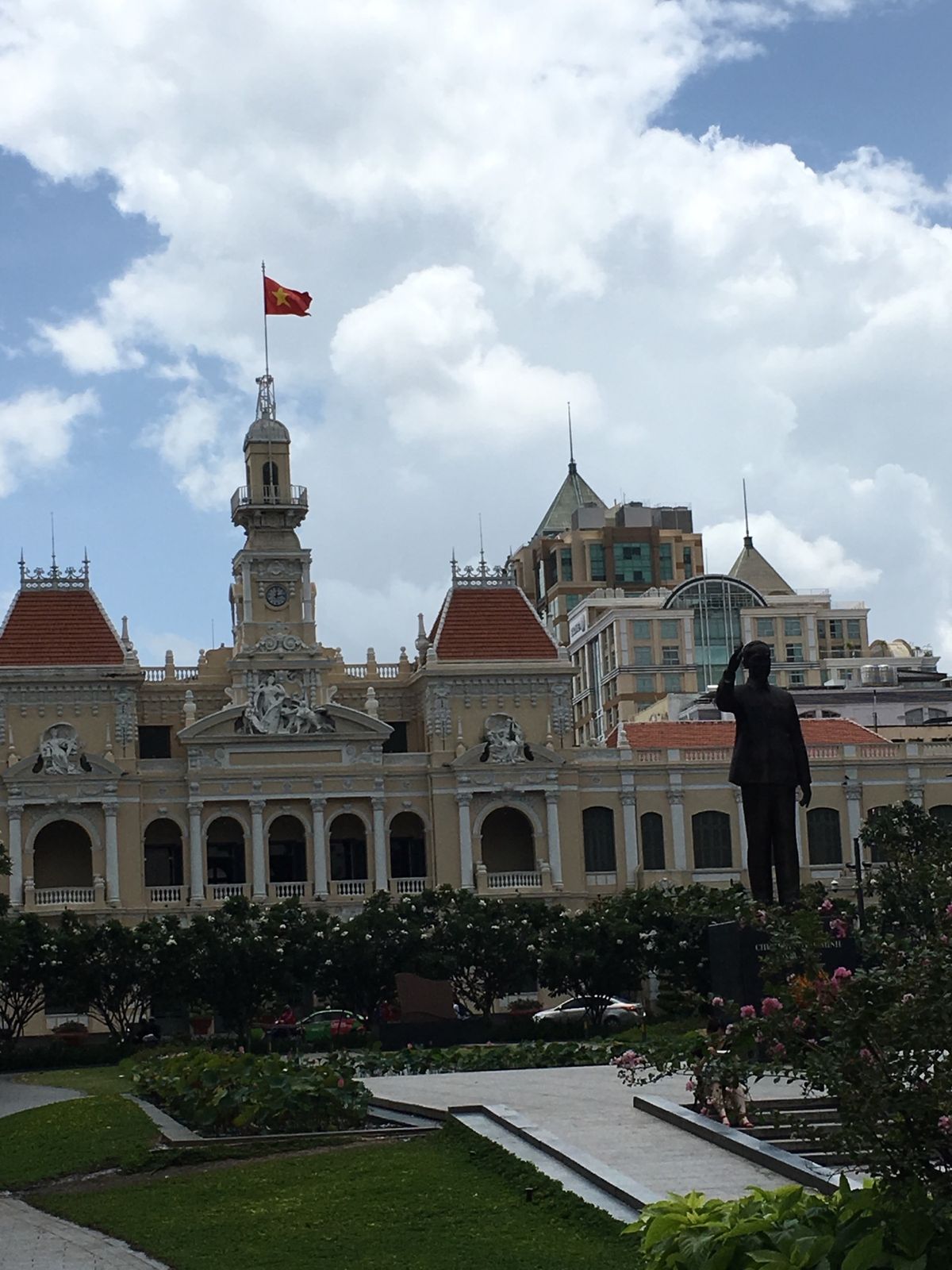 地元の人でいっぱいのブン専門店。この洗い場はさすが東南アジア。