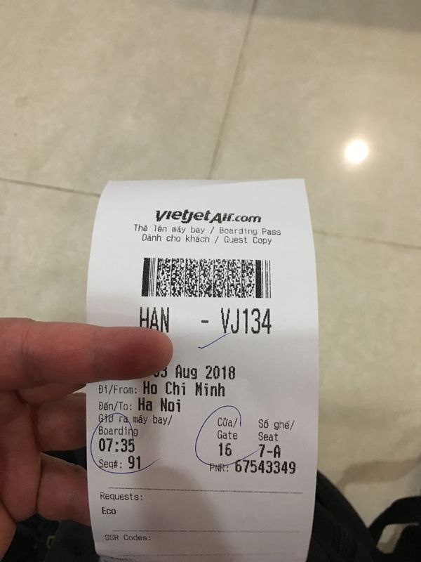 ベトナム・ハノイ「本当の戦争の話をしよう」の写真：雷魚鍋。ターメリック油で煮込む。たっぷり...