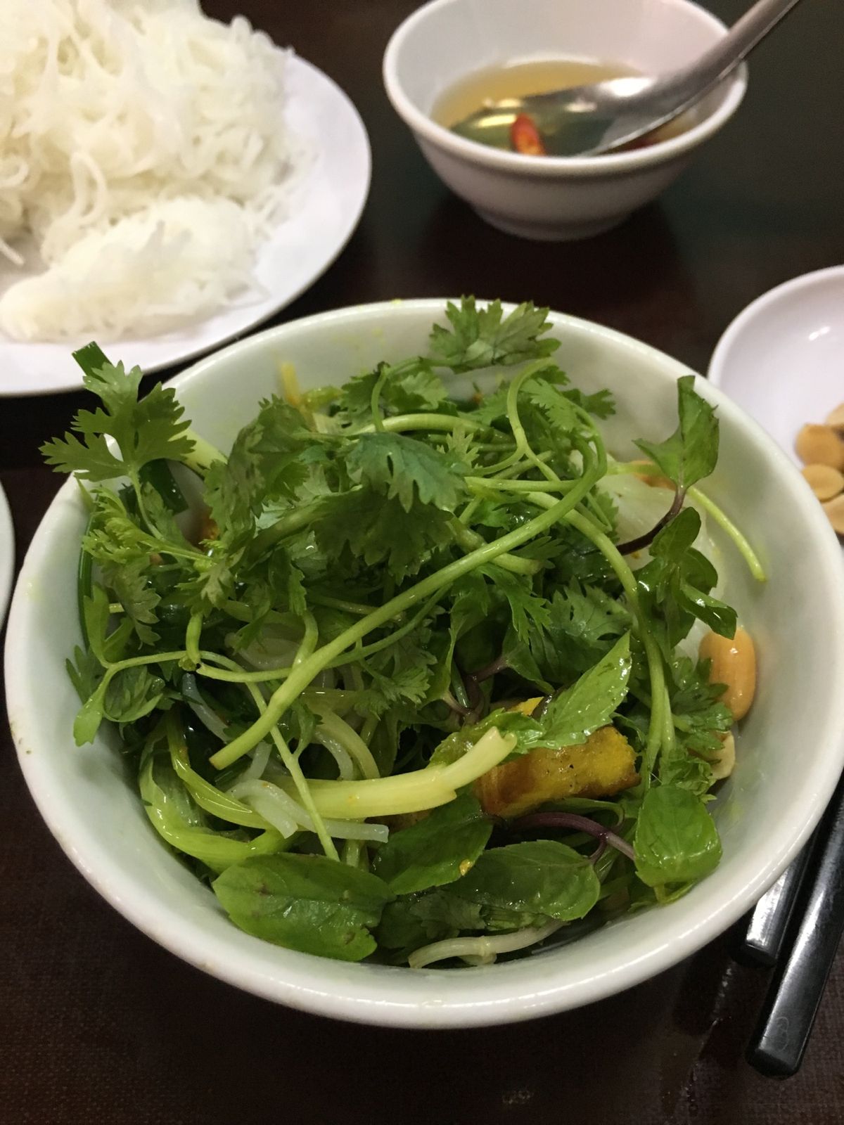 雷魚鍋。ターメリック油で煮込む。たっぷりのパクチーとブンにかけて食べる。
...