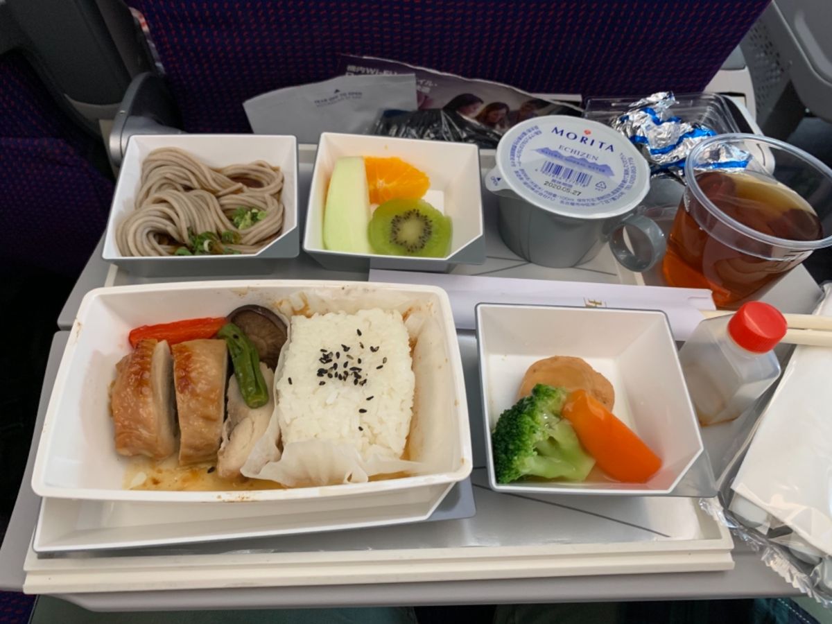 日本発の便の機内食って蕎麦多いですよね。