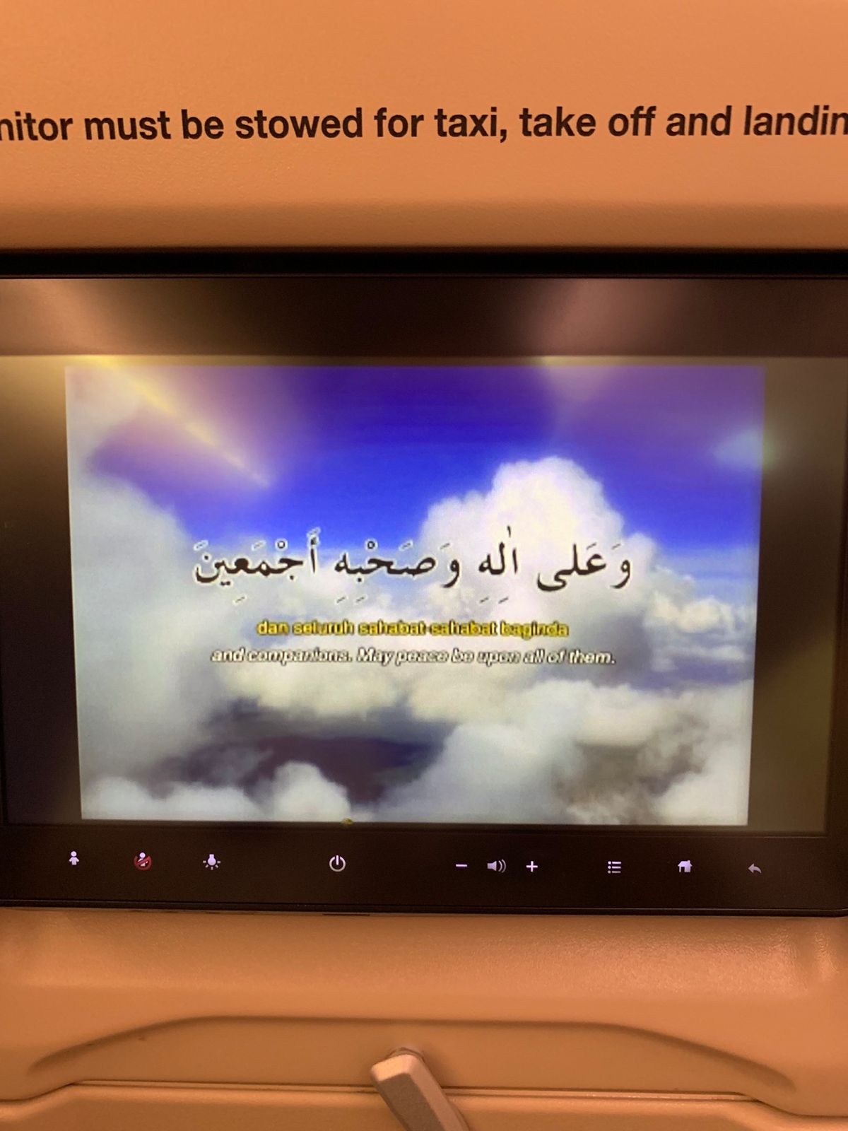 Royal Brunei航空機内に乗り込むと歌が流れていました。なんでもア...
