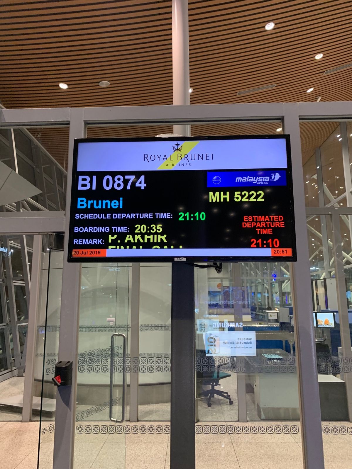 Royal Brunei航空機内に乗り込むと歌が流れていました。なんでもア...