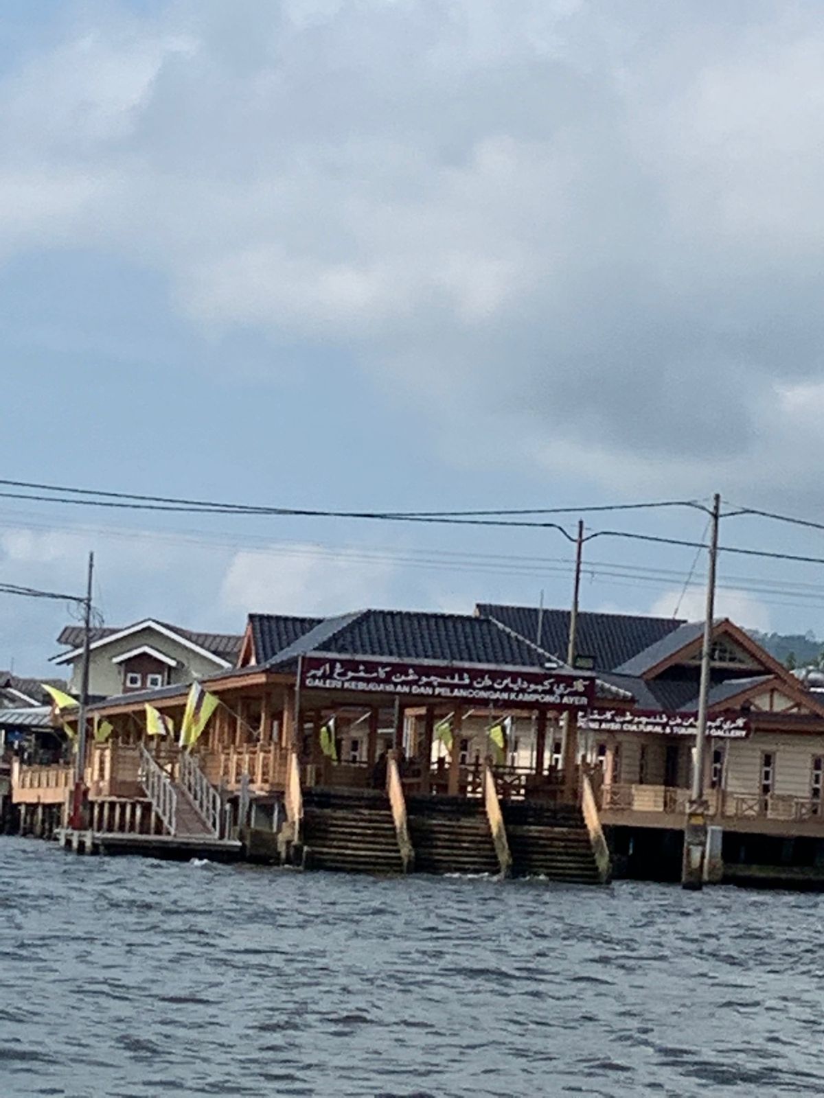 水上都市カンポンアイール。
小学校が5つあるらしい。皆船通学。
警察も...