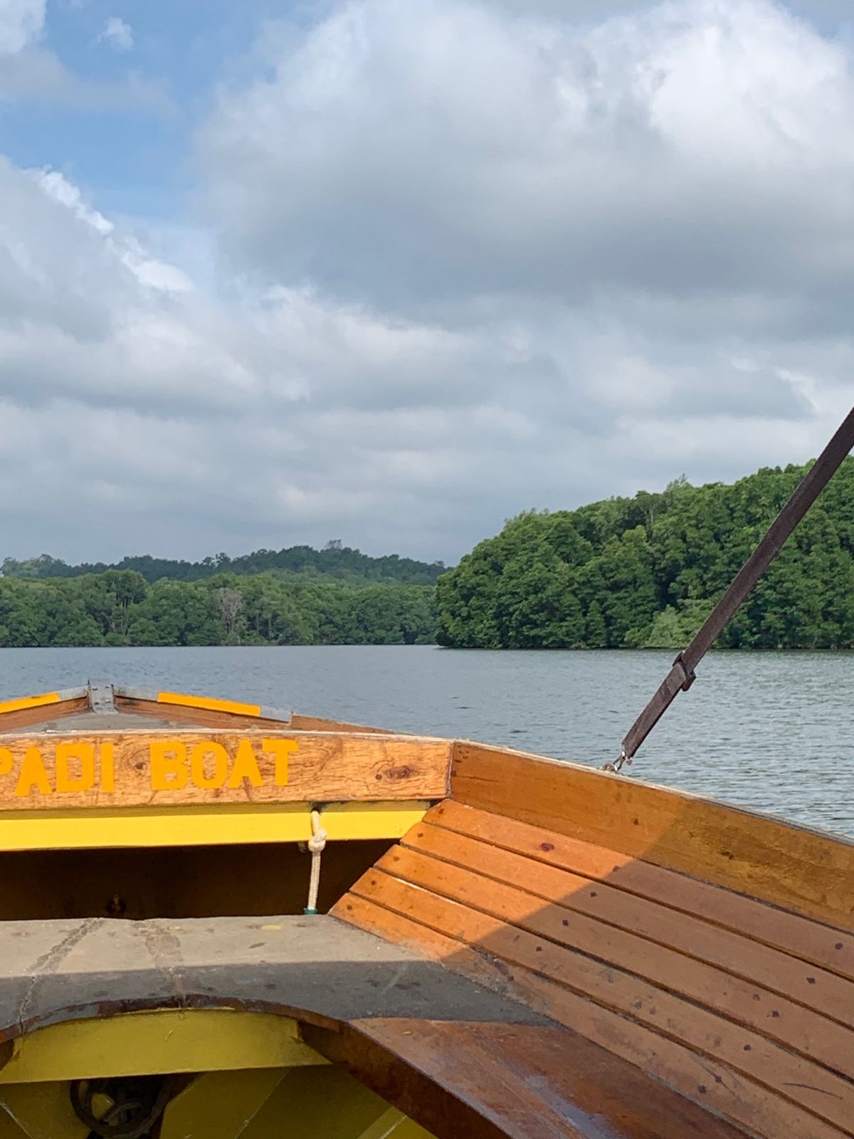 水上都市カンポンアイール。
小学校が5つあるらしい。皆船通学。
警察も...
