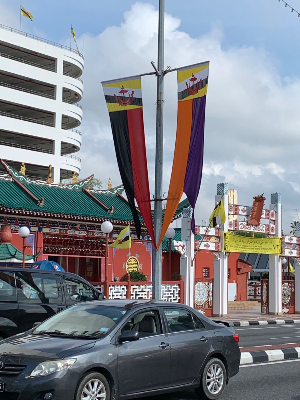 水上都市カンポンアイール。
小学校が5つあるらしい。皆船通学。
警察も...