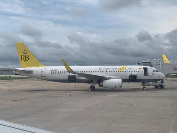 ブルネイ・ダルサラーム国・バンダルスリブガワン「マレーシア経由、アジアの産油国ブルネイ・ダルサラームへ」の写真：ロイヤルブルネイ航空。2019年現在、日...