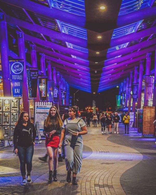 ニュージーランド・ワイトモ「ニュージーランド レンタカーで行き当たりばったりの旅」の写真：Eat Streatは怪しく青紫にライト...