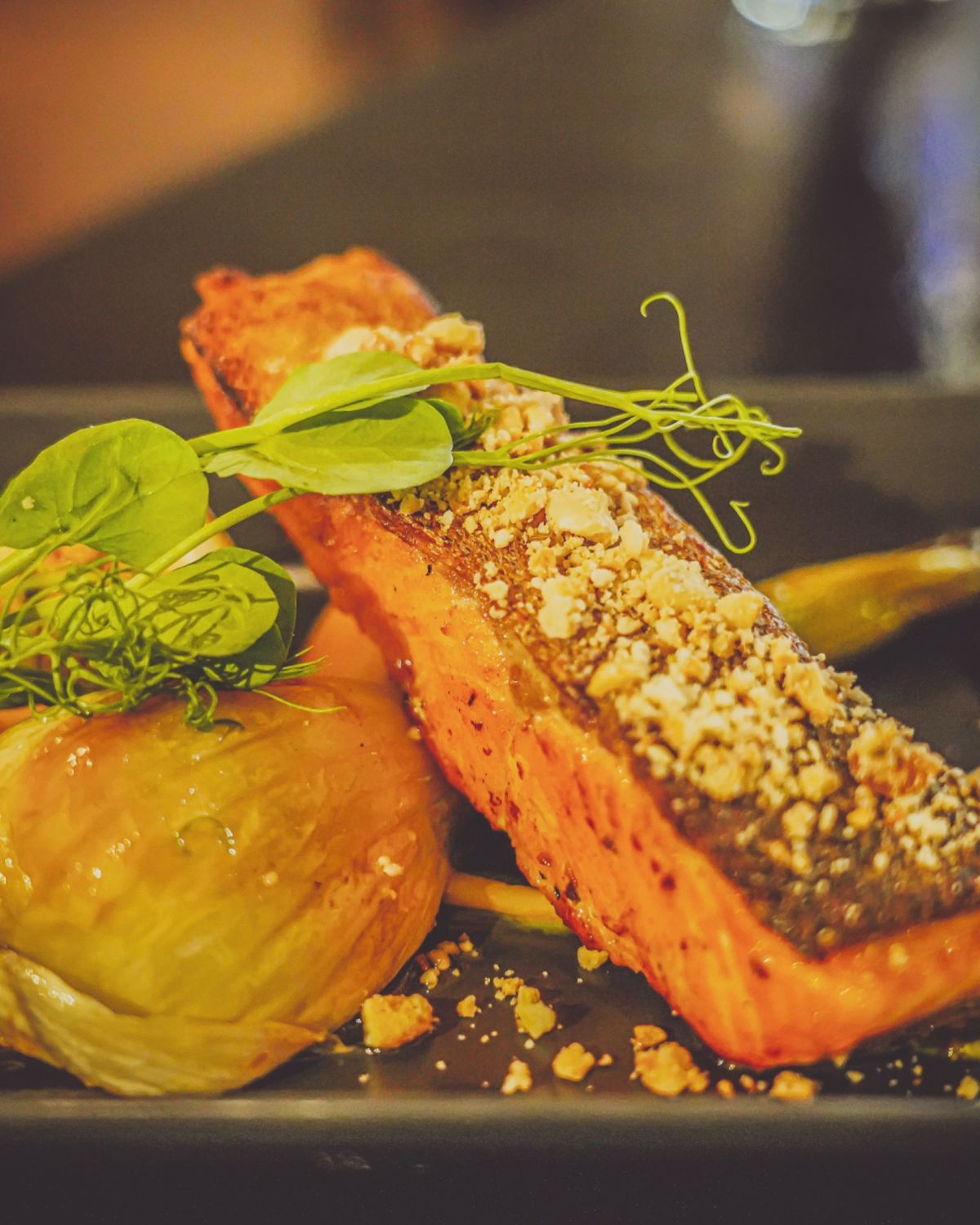 Eat Streatは怪しく青紫にライトアップされた100mほどのアーケー...