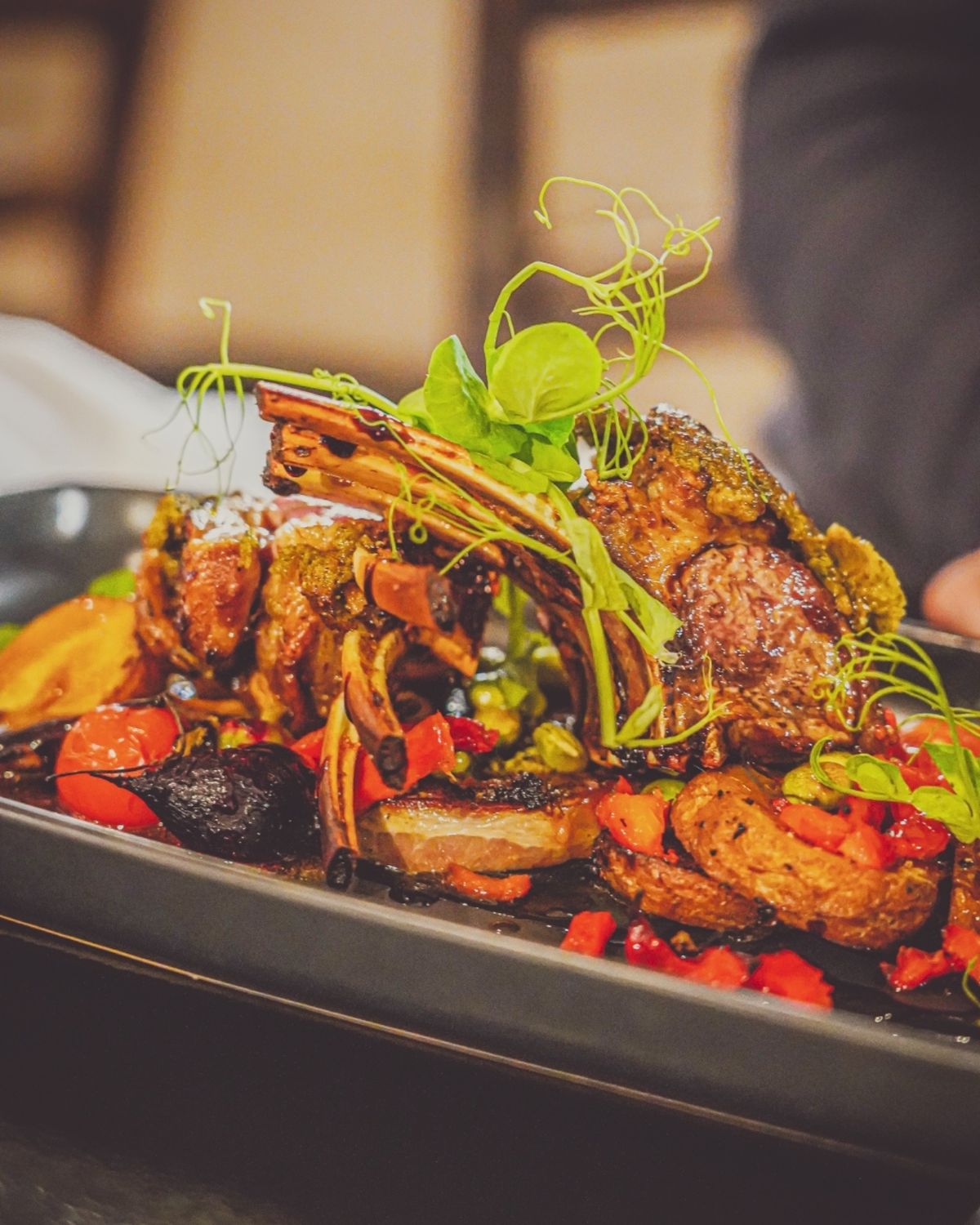 Eat Streatは怪しく青紫にライトアップされた100mほどのアーケー...