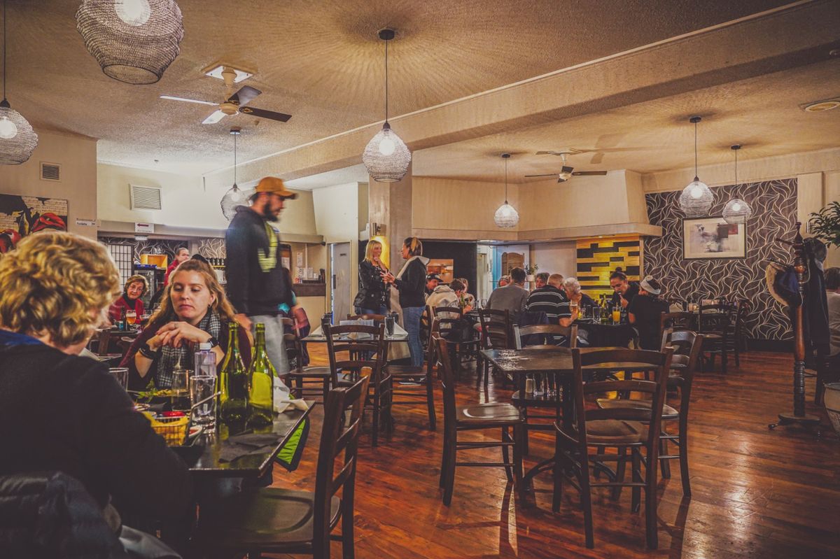 Eat Streatは怪しく青紫にライトアップされた100mほどのアーケー...