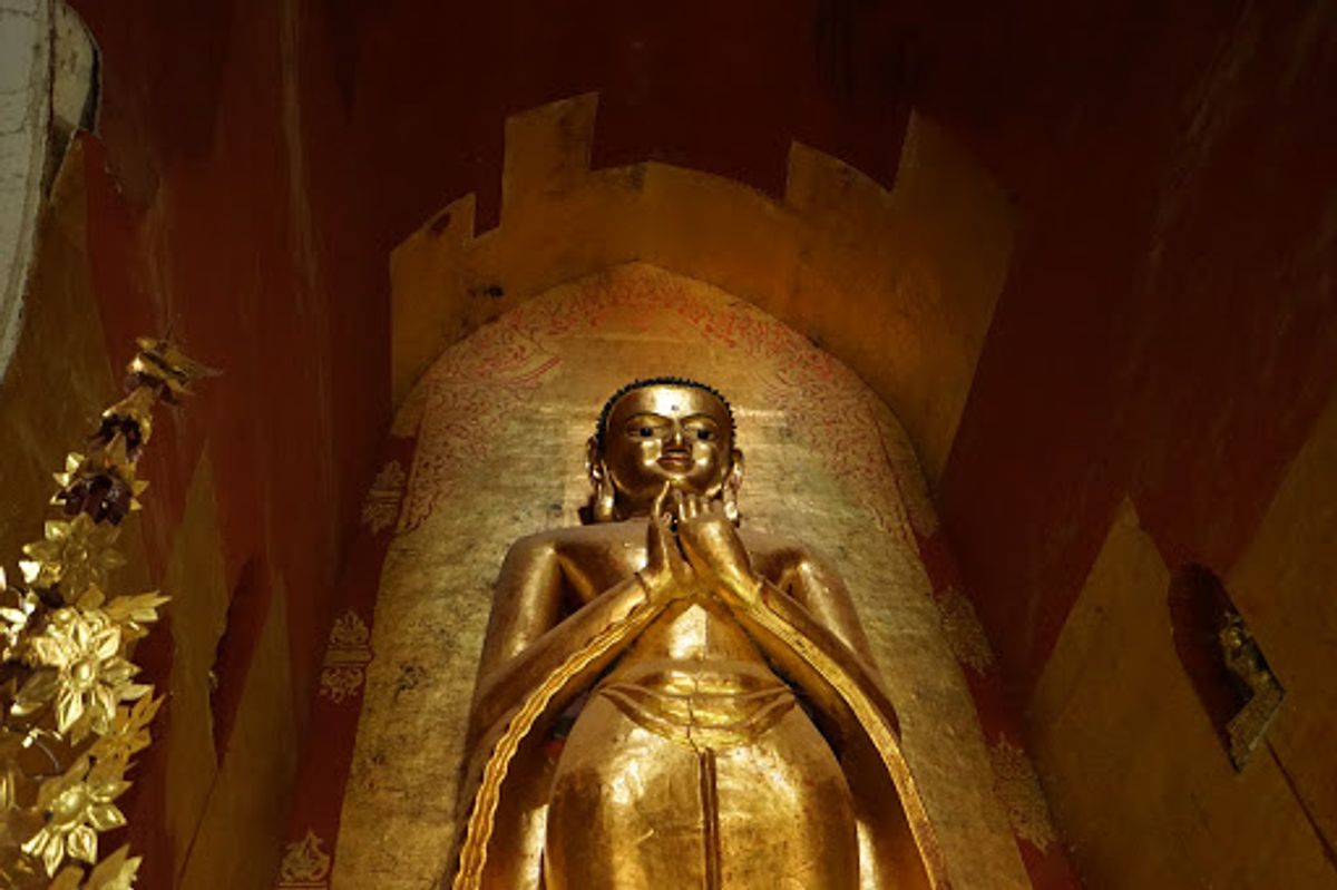 ホテルで休憩し、次に来たのはアーナンダ寺院。

ここには東西南北に黄金...