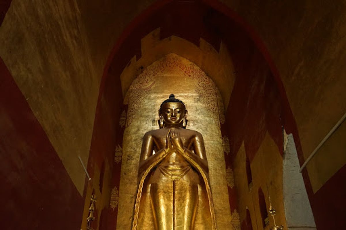ホテルで休憩し、次に来たのはアーナンダ寺院。

ここには東西南北に黄金...