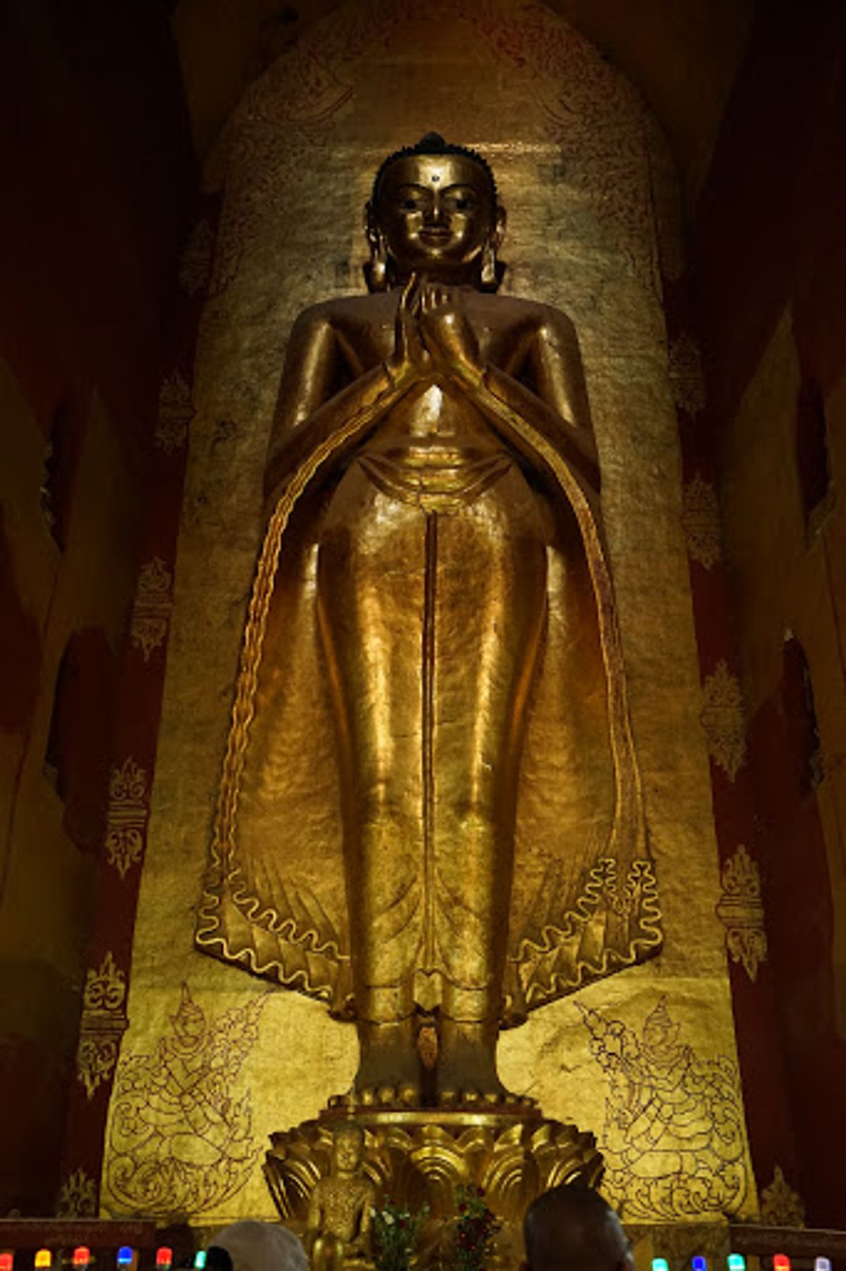 ホテルで休憩し、次に来たのはアーナンダ寺院。

ここには東西南北に黄金...