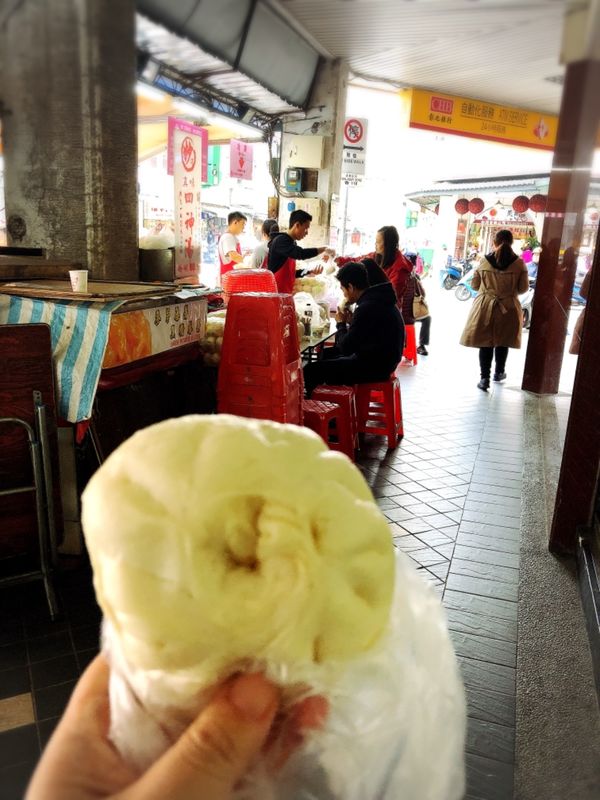 台湾・台北、九份「台湾でチープグルメを楽しむ旅」の写真：迪化街の一角にあった肉まん屋さん。
大き...
