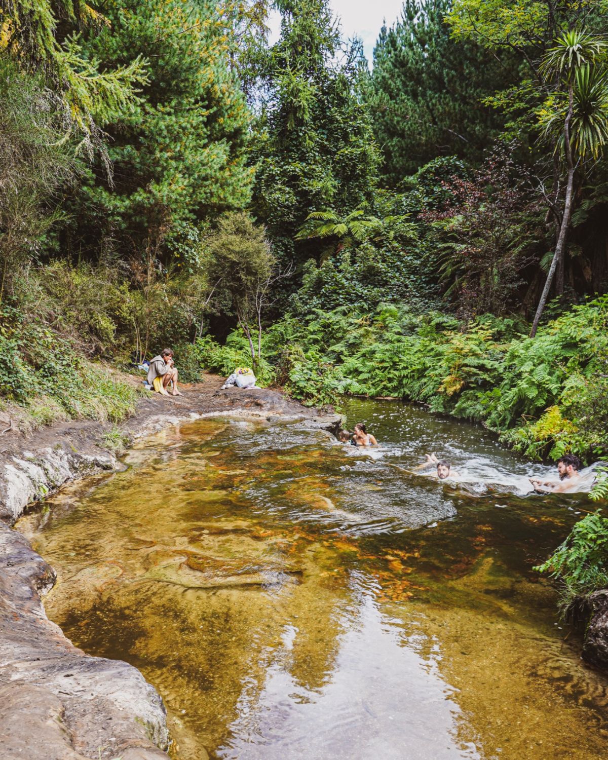 ‪ワイオタプ最後のイベントは天然温泉の川「ケロセンクリーク」

レディノッ...