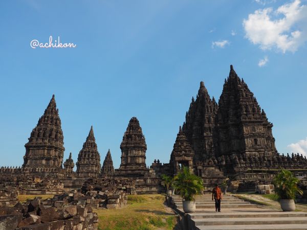 インドネシア・イジェン「インドネシア遺跡と火山巡り」の写真：シヴァ、ブラフマ、ヴィシュヌが祀られた3...