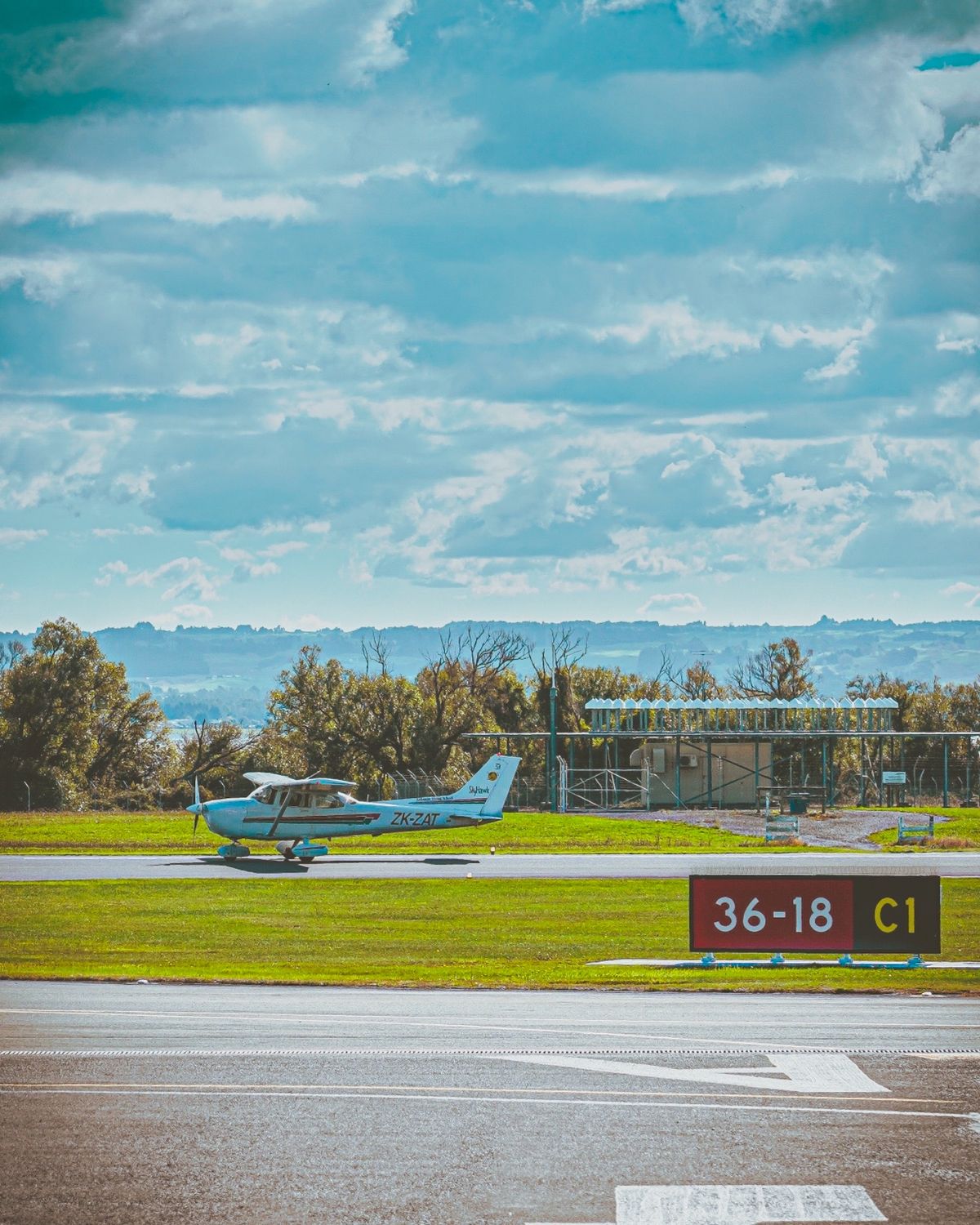 ‪ロトルア空港はロトルアの市内から車でたったの10分程度だ。 

ここで、...