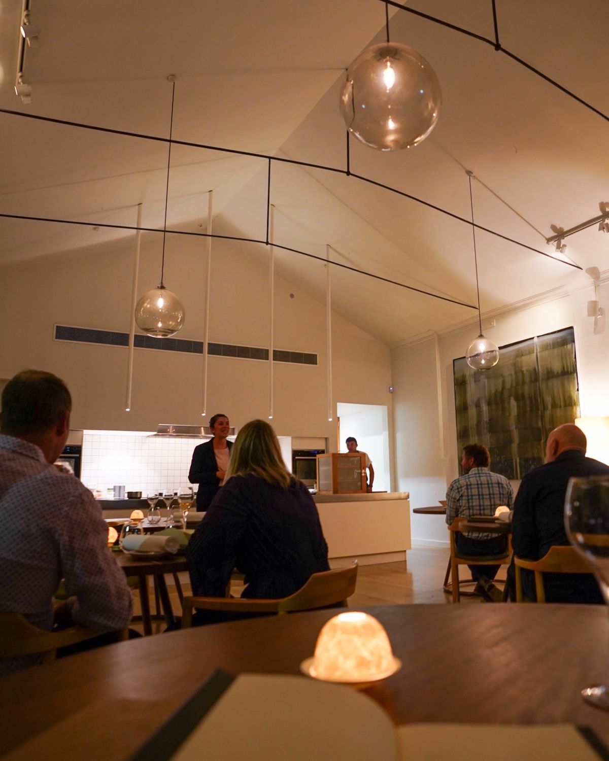 18時少し前にオークランド空港に到着した。

レストランの予約時間までには...