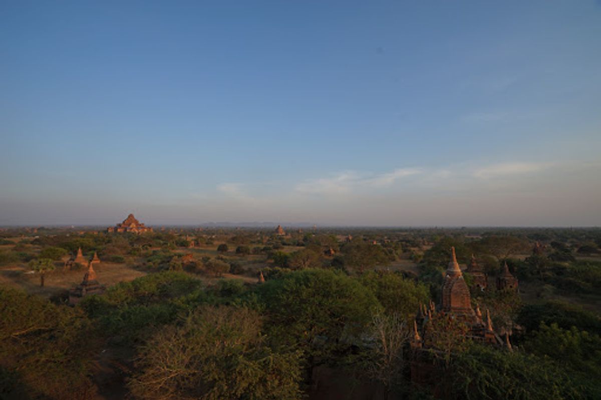 日が傾いてきた。

どこかのパゴダに登る。

そのパゴダの上からバガンの遺...