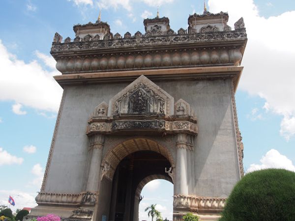 ラオス人民民主共和国・ルアンパバーン「ラオス観光」の写真：凱旋門