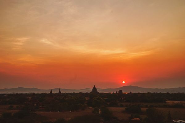 ミャンマー・ヤンゴン「甥と妹とミャンマー・バガン遺跡の旅」の写真：バガン遺跡と夕日。

とても綺麗だ。...